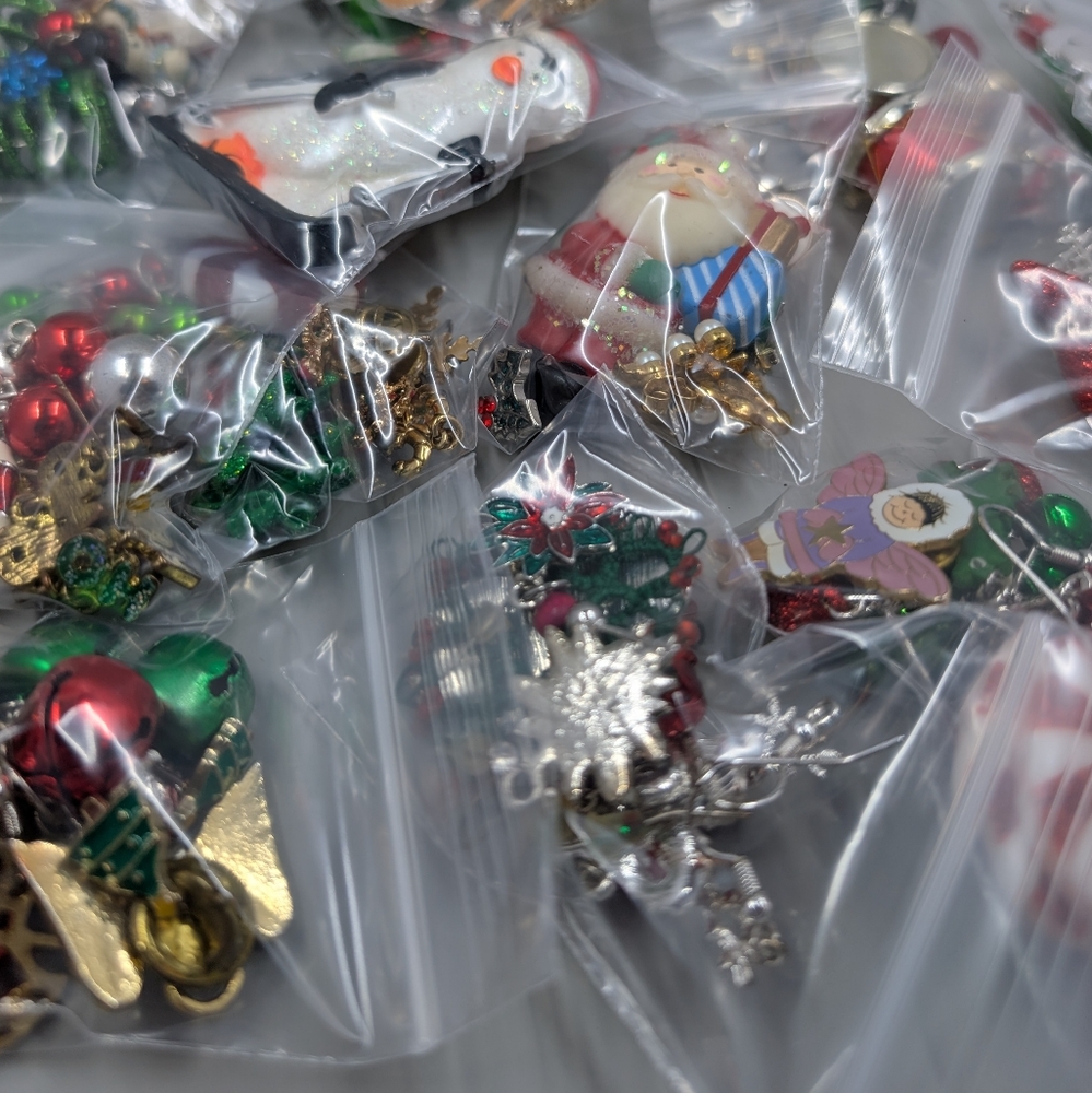 Fun And Cute Mystery Christmas Vintage Jewelry Bundle Of 5 Items - Picture 6 of 6